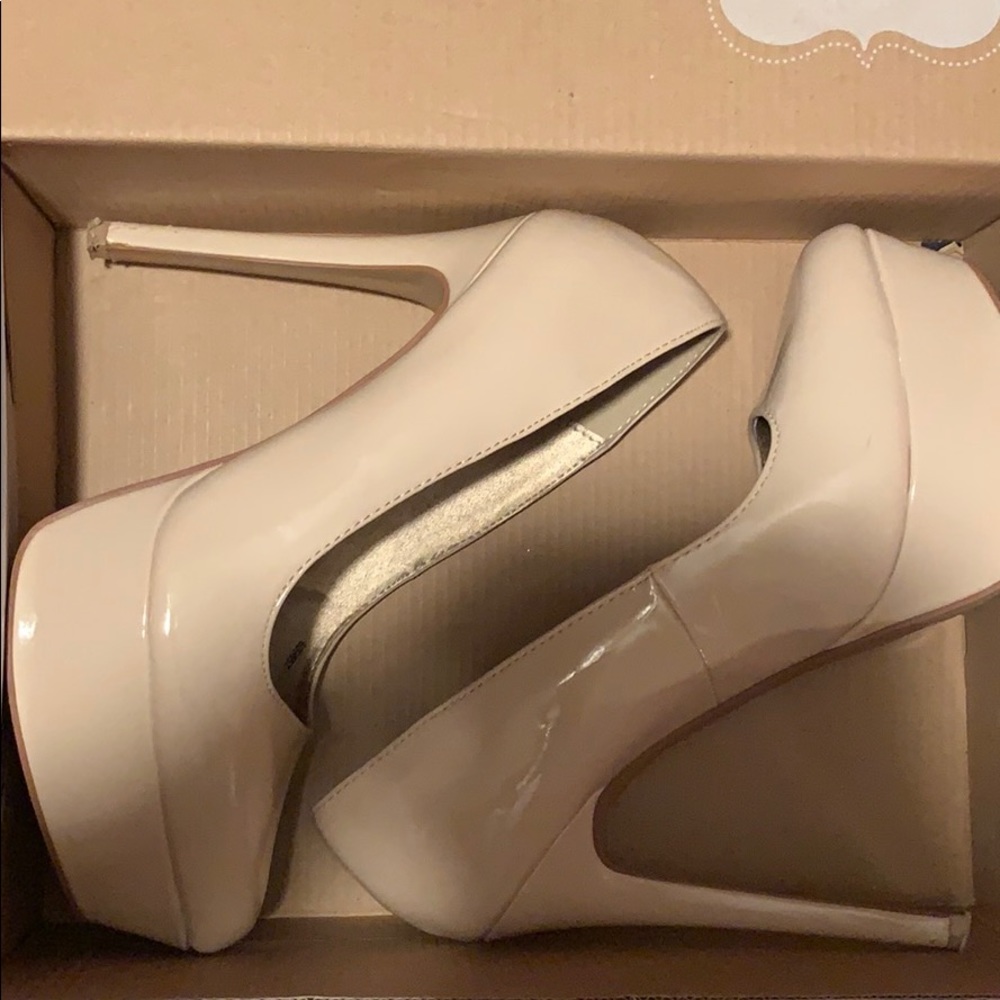 Nude pumps